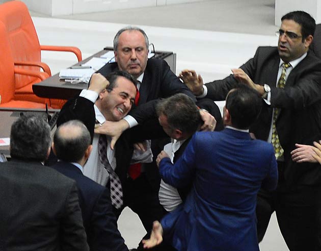 Άγριο ξύλο στη Τουρκική Βουλή- Γρονθοκόπησαν τον αρχηγό της αντιπολίτευσης (vid)